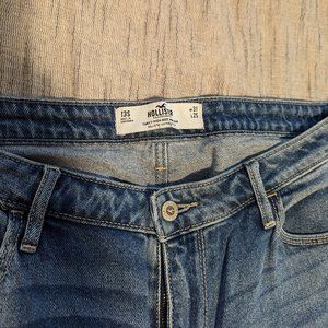 13S Hollister Curvy High-Rise Mom Jean